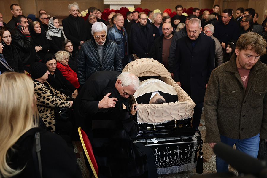 Прибыл проститься и режиссер Карен Шахназаров, возглавляющий &laquo;Мосфильм&raquo;. &laquo;Для меня это настоящая трагедия и большая потеря и для нашей культуры, и для нашей политической жизни, потому что Тигран занимал ясную и четкую позицию, прямо скажем, в отличие от многих наших коллег, которые молчат и ждут, чем дело кончится&raquo;,&nbsp;&mdash; отметил он.