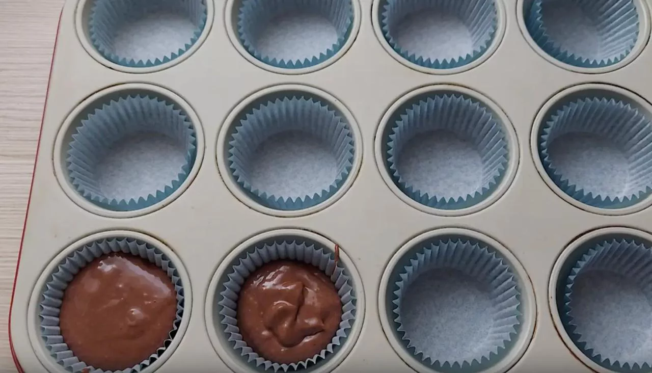 Распределите тесто по формочкам