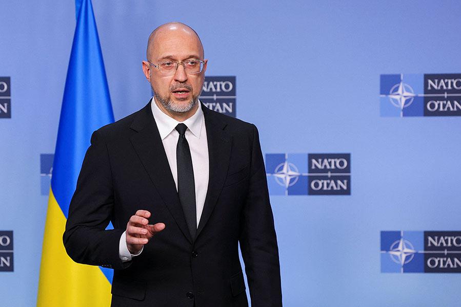 Денис Шмыгаль во время пресс-конференции после встречи министров обороны стран НАТО в штаб-квартире альянса в Брюсселе, Бельгия, 15 октября 2025 года