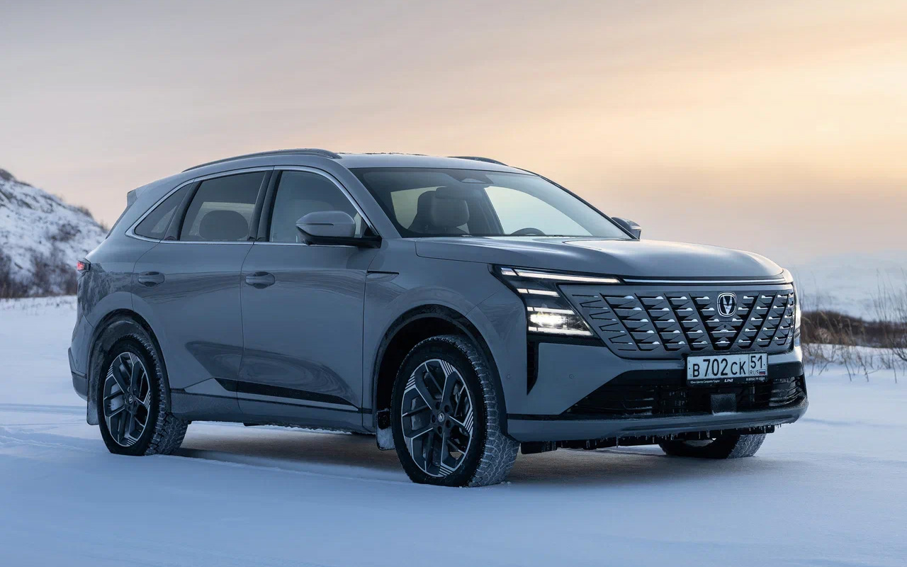 Changan CS75Plus. Передний привод, 1.5 (181 л.с.) и 2.0 (232 л.с.) &mdash; оба с АКП8. Салон 5-местный. На выбор три комплектации. Диапазон цен: 3 819 900&ndash;4 189 900 руб.