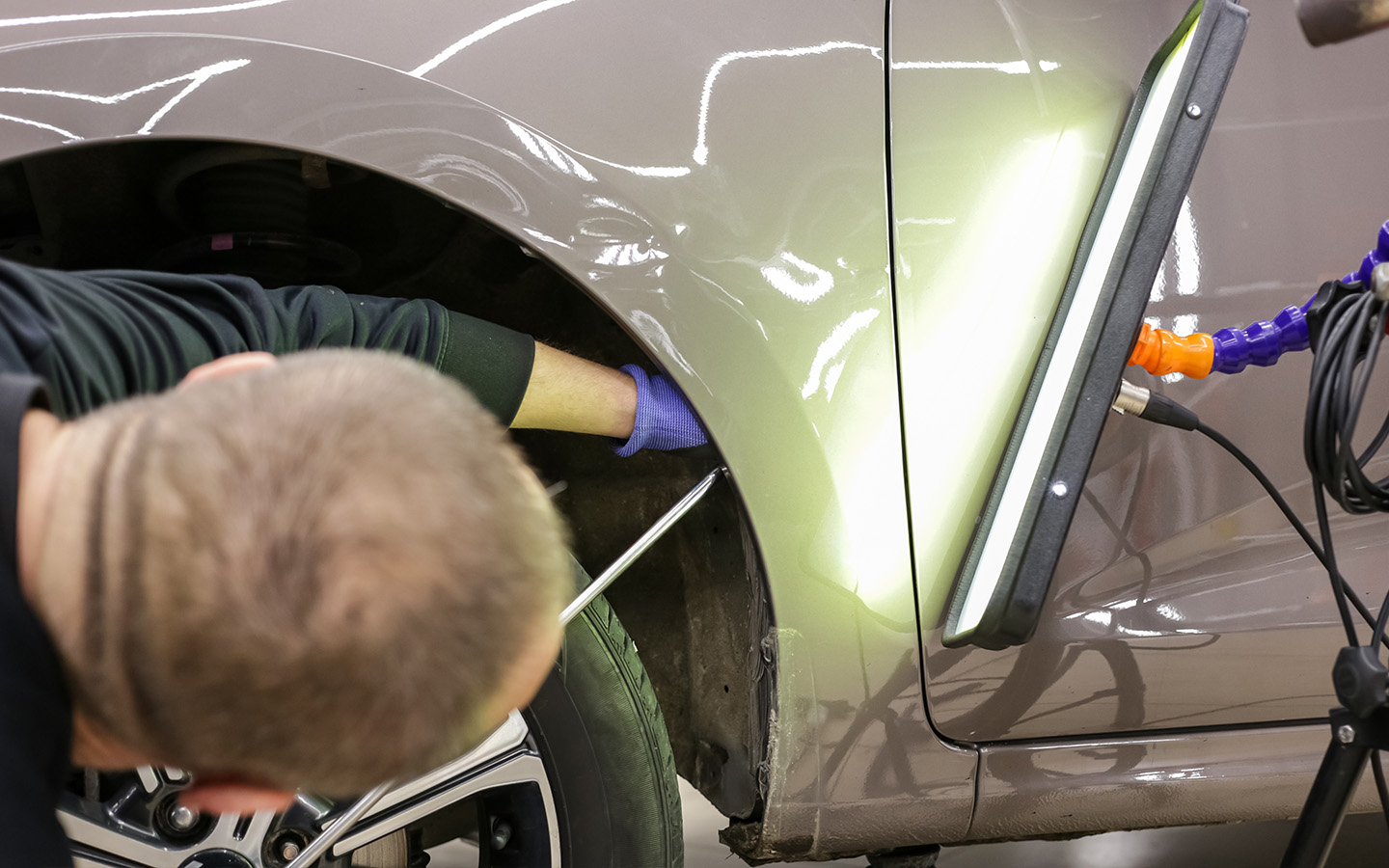 Специальная лампа&nbsp;&mdash; обязательный атрибут PDR-технологии выправления вмятин