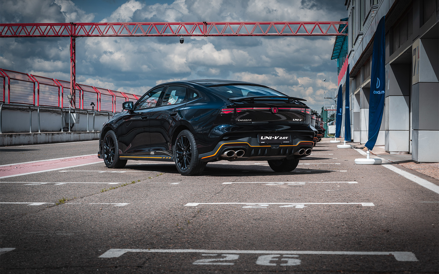 По словам представителя Changan, работа заднего спойлера была протестирована 80 тыс. раз. Это эквивалентно 234 тыс. км пробега