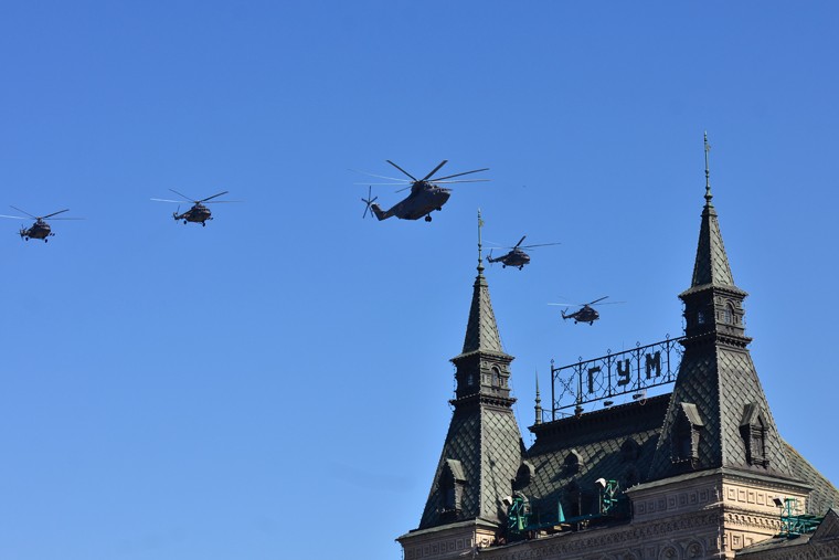 Военные вертолеты в небе над Красной площадью.