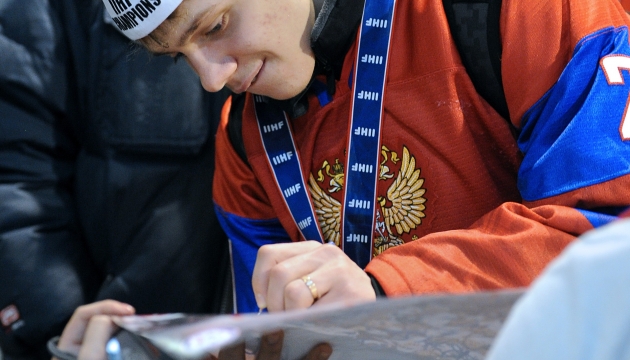Российские хоккеисты триумфально вернулись на родину