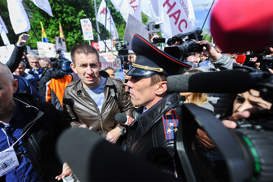 Сотрудники полиции и&nbsp;участники митинга против&nbsp;сноса пятиэтажек в&nbsp;Москве

