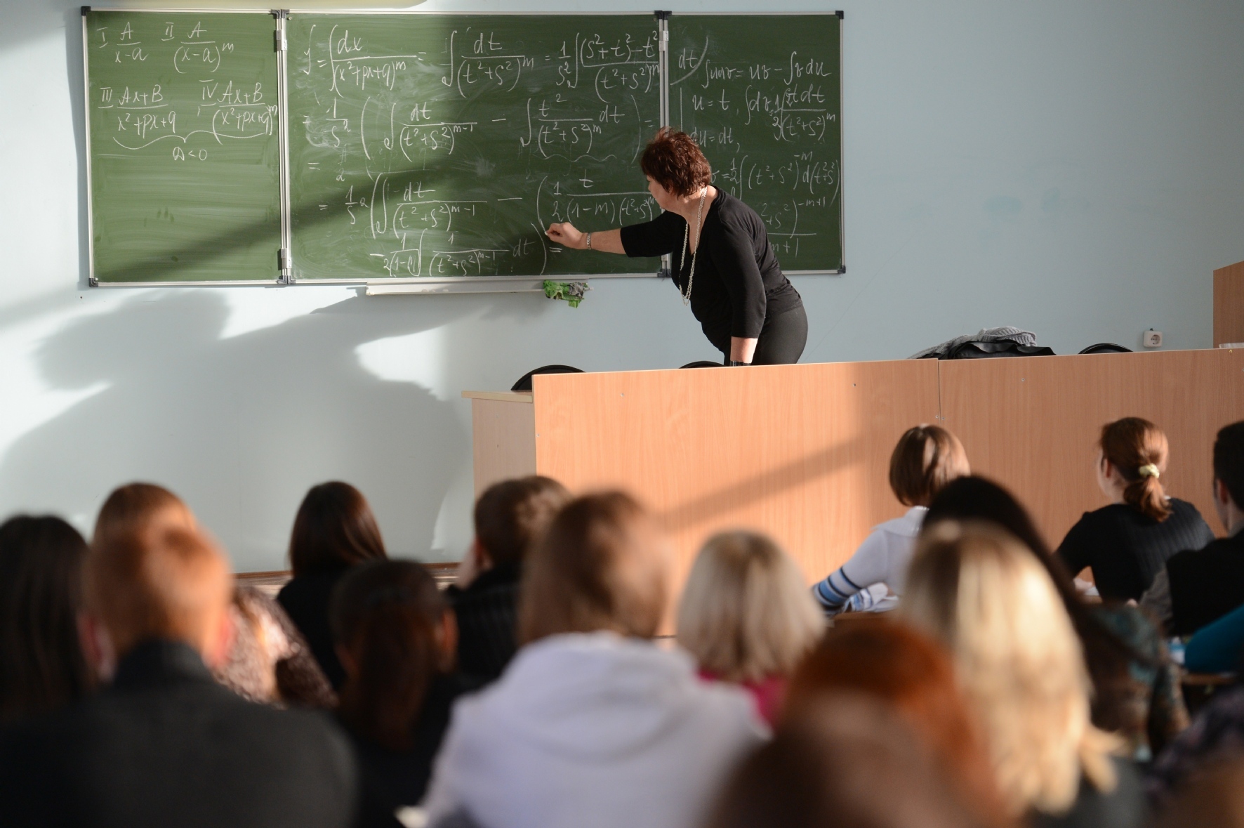 Без преподавателей. Питерские вузы. Конкурс фотография с университетом. Преподаватель поднялся на кафедру лекция началась.. ВГУ психолог преподаватель фото.