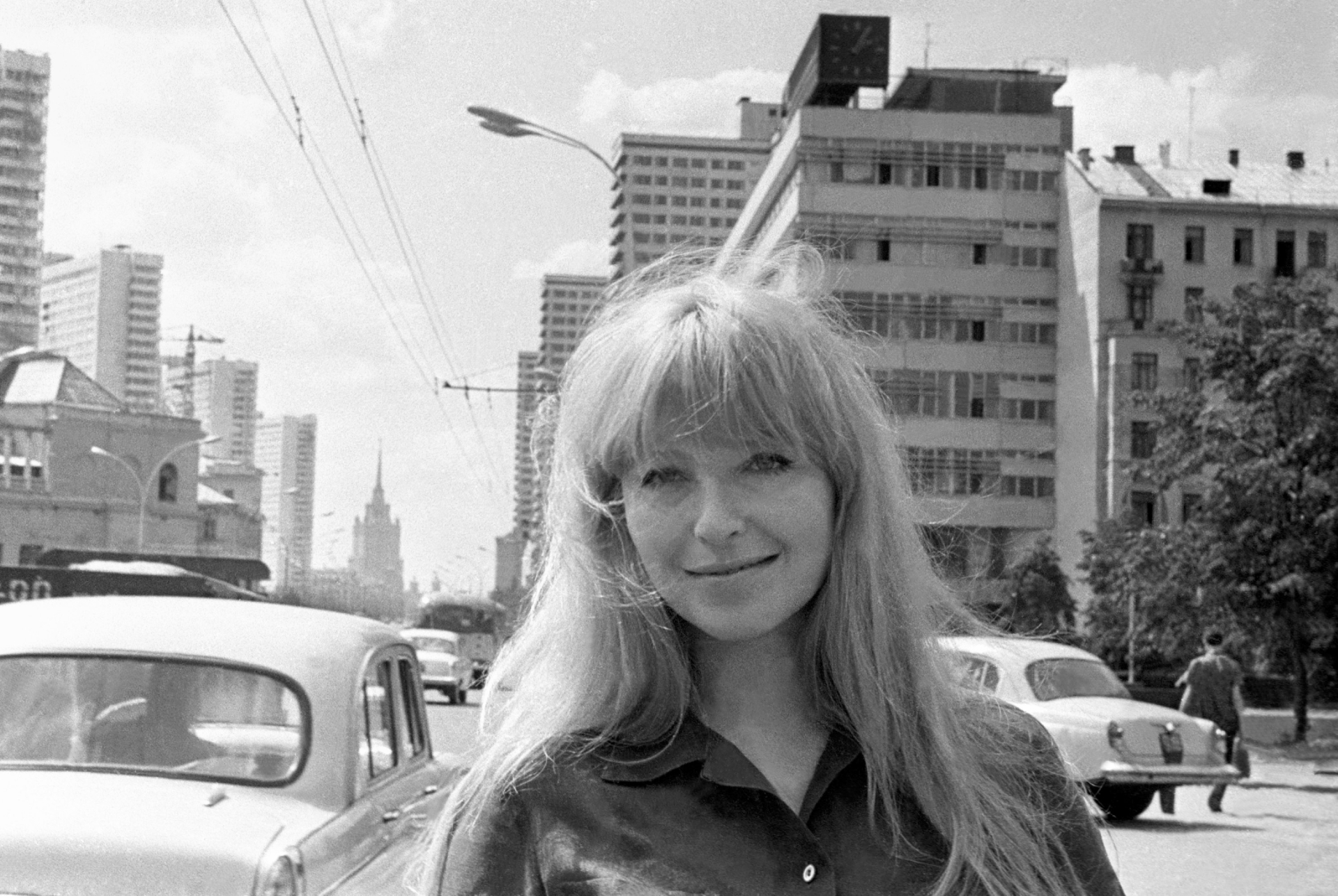 Французская киноактриса Марина Влади на проспекте Калинина (ул. Новый Арбат) во время прогулки. 1968 год