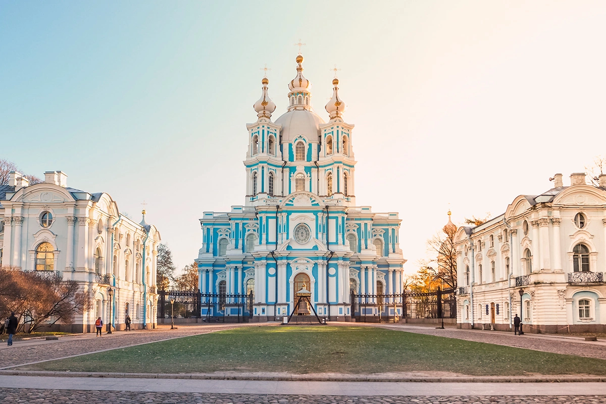 Смольный собор в Центральном районе Санкт-Петербурга в наши дни, в реальности львов здесь нет