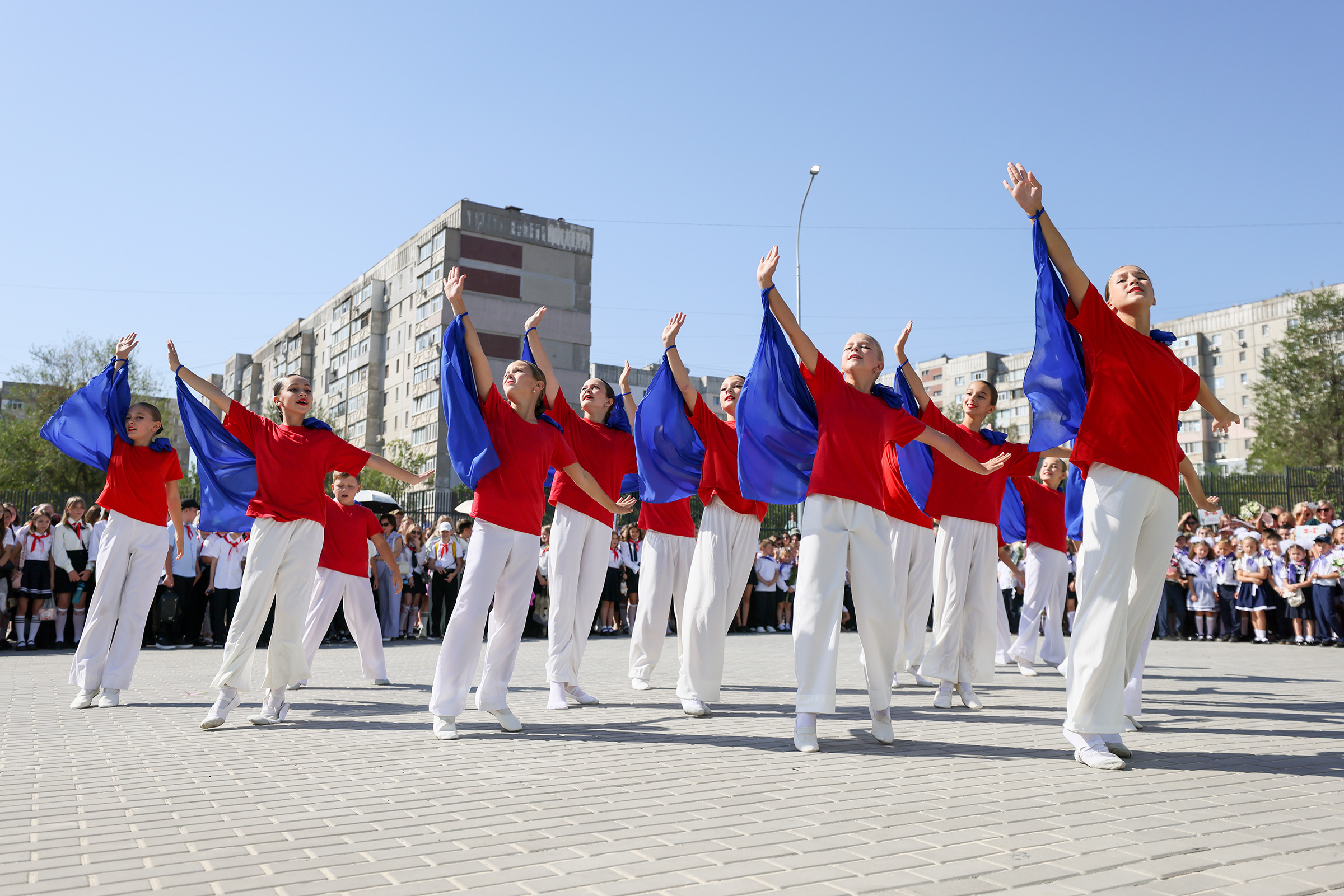 Луганск.

Всего в этом году в России более 18 млн школьников.