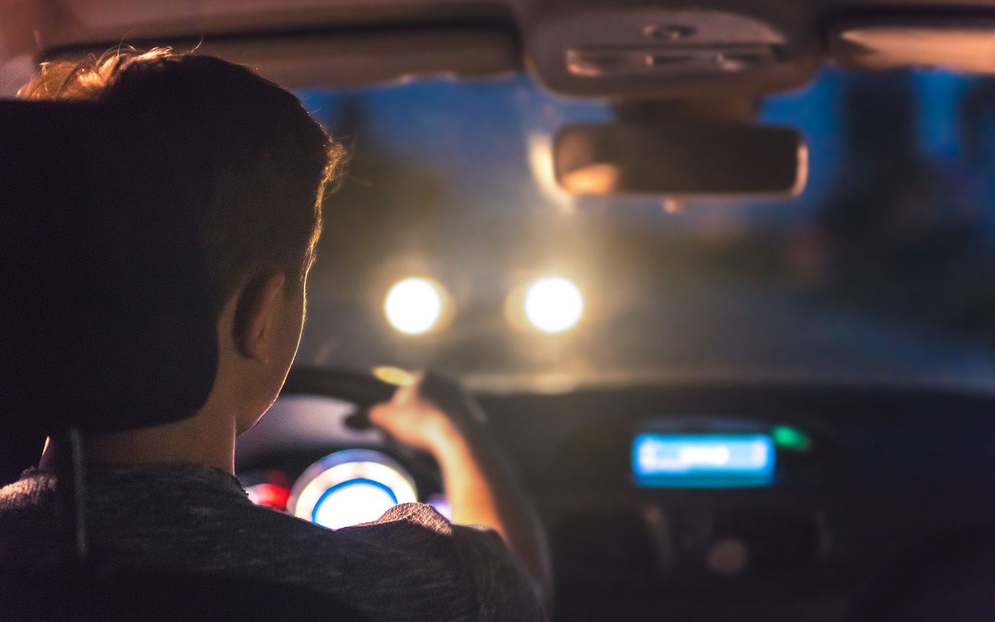 Водители могут предупредить друг друга&nbsp;об опасности миганием дальнего света.&nbsp;При остановке инспектором ГИБДД придется четко пояснить, зачем именно вы мигали фарами. При отсутствии веских аргументов могут выписать штраф &mdash; 500 руб.