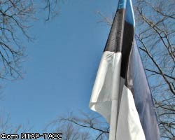 Эстонский националист снес два советских памятника