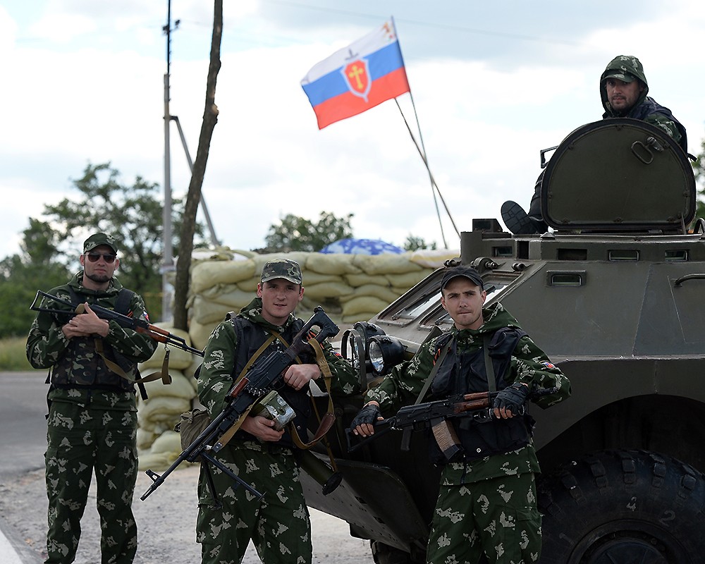 Ополченцы на блокпосту в Донецке.