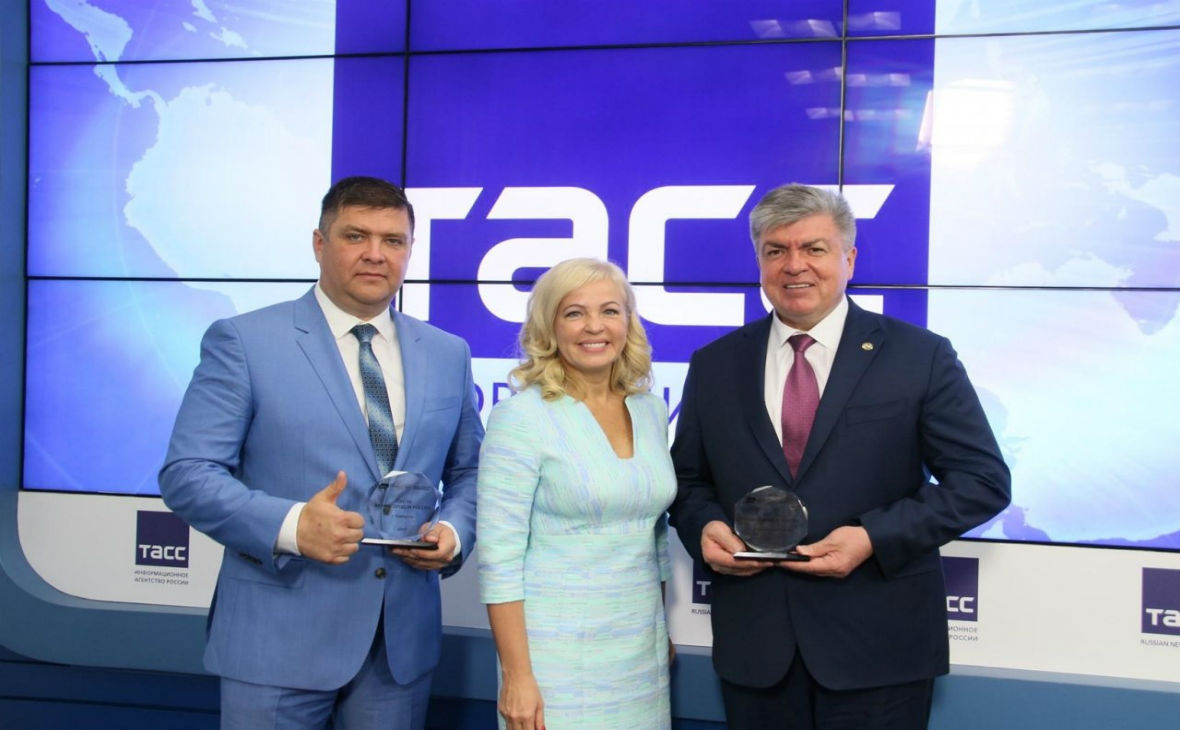 Мэр Кумертау&nbsp;Борис Беляев (на фото слева) при вручении награды.