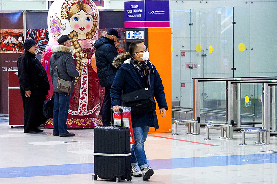 Турист из Китая в аэропорту Владивостока