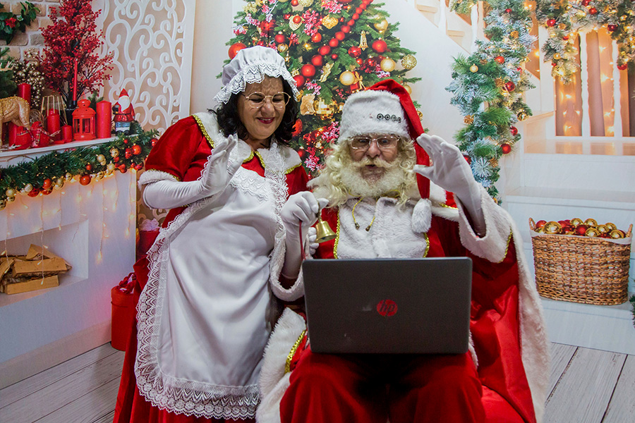 Актеры в образе Санта Клауса и Миссис Клаус выступают по видеосвязи в Сан-Паулу, Бразилия