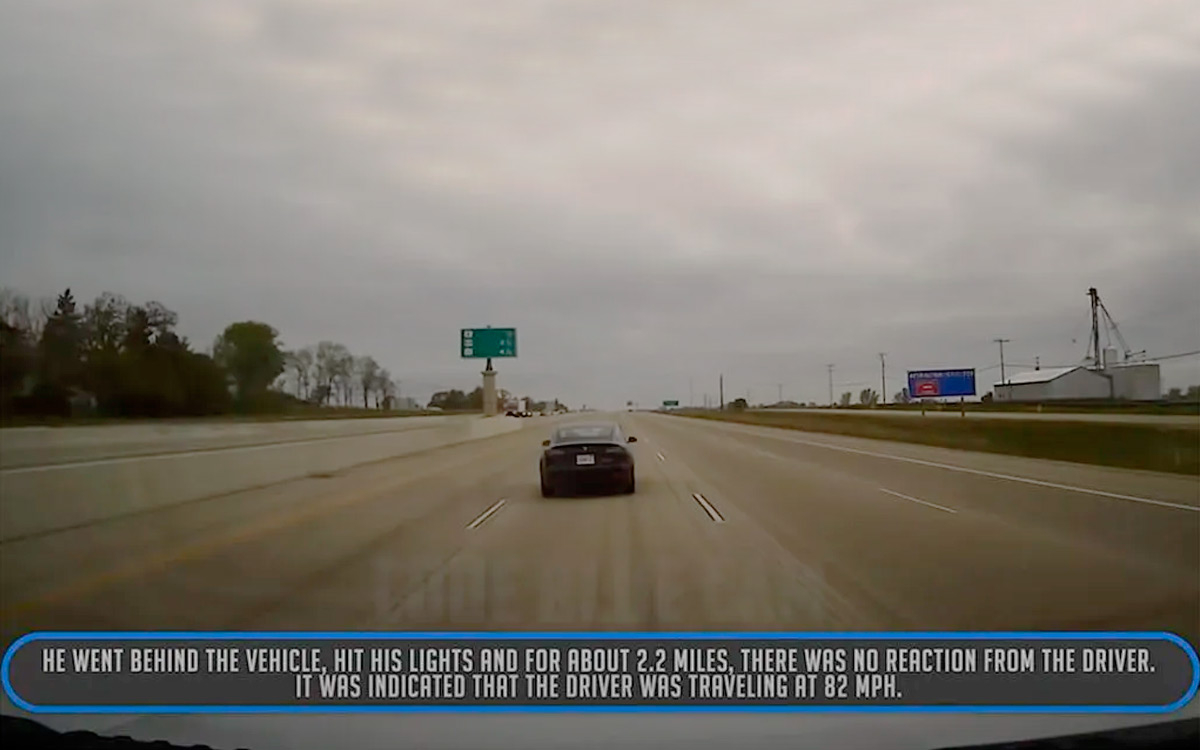 Полиция остановила на шоссе Tesla со спящим водителем за рулем. Видео