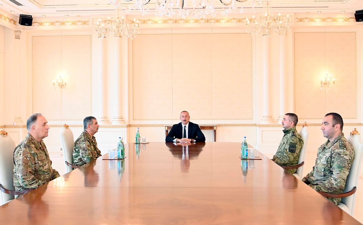 Ильхам Алиев (в центре)