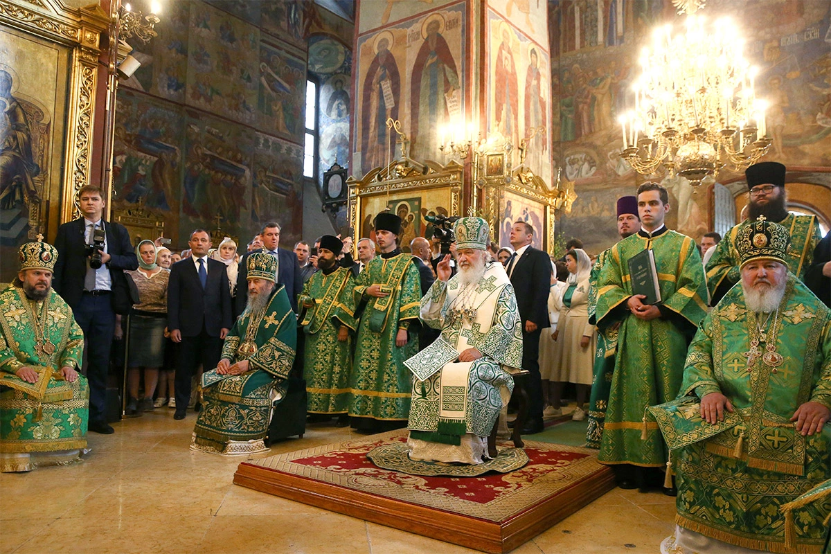 <p>Обычно священники проводят службу на Троицу в зеленых, золотистых и белых одеждах</p>
