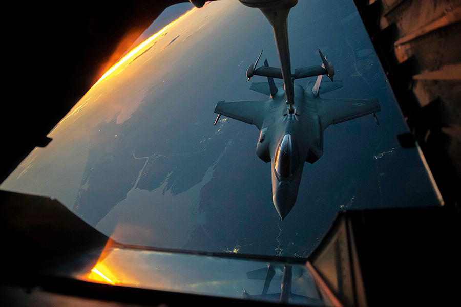 В перспективе и F-16, и PA-200 Tornado в Европе должны быть заменены на многофункциональные малозаметные истребители F-35. На фото: заправка в воздухе F-35A Lightning II, 15 августа 2022 года