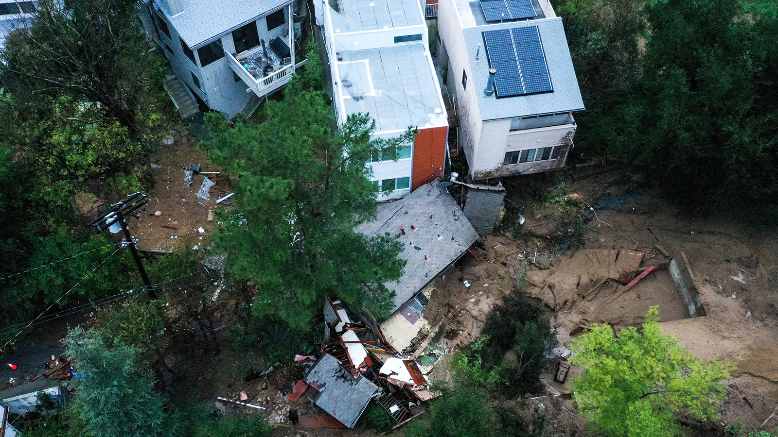 <p>Остатки дома, разрушенного оползнем из-за продолжительного ливня в Лос-Анджелесе, Калифорния, США. 5 февраля 2024 года</p>
