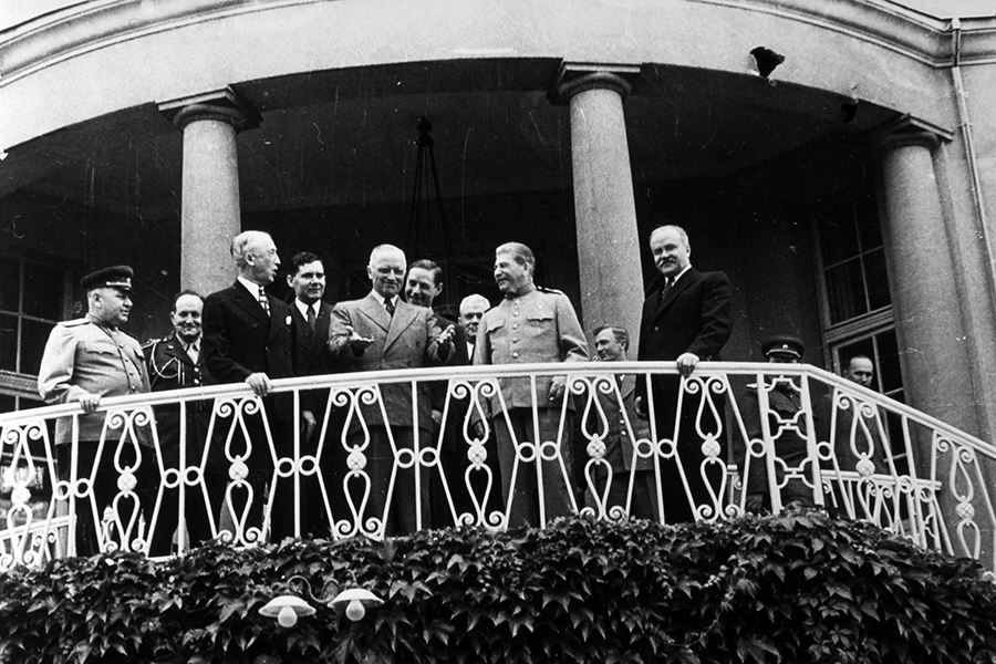 На балконе в центре — Гарри Трумэн, слева от него — министр иностранных дел США Джеймс Бирнс, а между ними — участник советской делегации Андрей Громыко. Справа от Трумэна — Иосиф Сталин и министр иностранных дел СССР Вячеслав Молотов
Еще одним решением стало создание Совета министров иностранных дел СССР, Китая, США, Великобритании и Франции. Его главной целью была выработка мирных договоров с бывшими странами — членами фашистского блока. Совет участвовал в создании договоров с Италией, Болгарией, Венгрией, Румынией и Финляндией. Всего с сентября 1945 по май 1949 года прошло шесть встреч членов Совета. Из-за нарастающих противоречий Совет не участвовал в подготовке договоров с Японией и Германией и фактически прекратил существование в 1949 году.