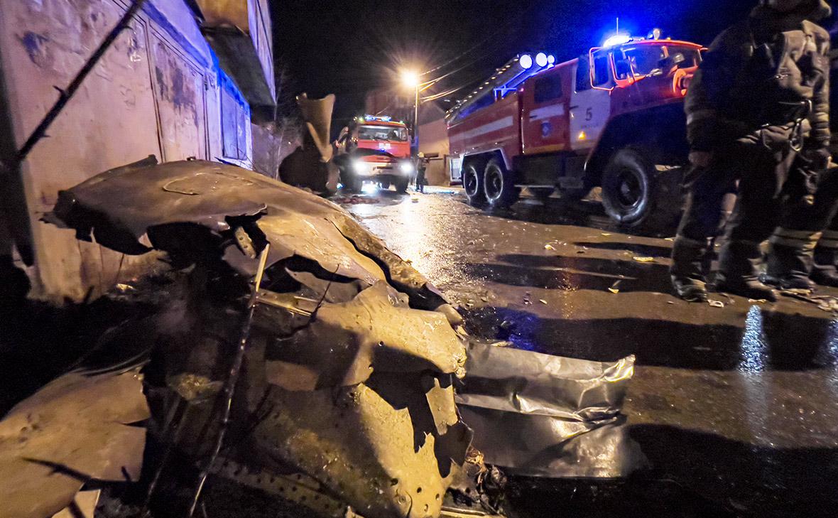Обломки упавшего самолета Су-30 в Иркутске