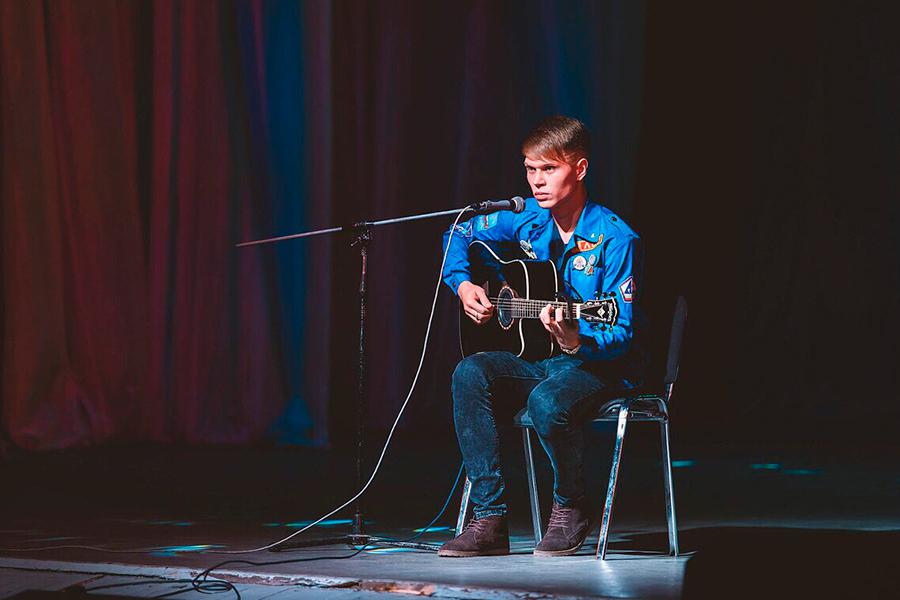 Женя Трофимов во время выступления