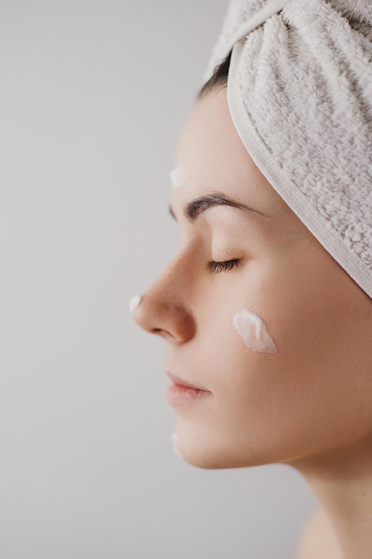 Колд-крем «запечатывает» влагу, устраняет сухость, восстанавливает кожу и помогает ей пережить холодный сезон без стресса