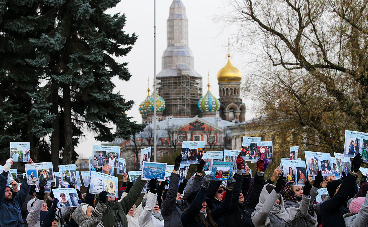 Позже египетские власти сообщили о ликвидации главаря синайского крыла ИГИЛ Абу Дуаа аль-Ансара, который, по их данным, стоял за организацией теракта. В 2019 году один из боевиков организации рассказал, что взрыв помог спланировать датский террорист Базил Хассан. На фото&nbsp;&mdash; участники акции &laquo;Живой самолет&raquo; на Марсовом поле в память о погибших в катастрофе российского самолета А321 над Синайским полуостровом в 2015 году, 28 октября 2018 года