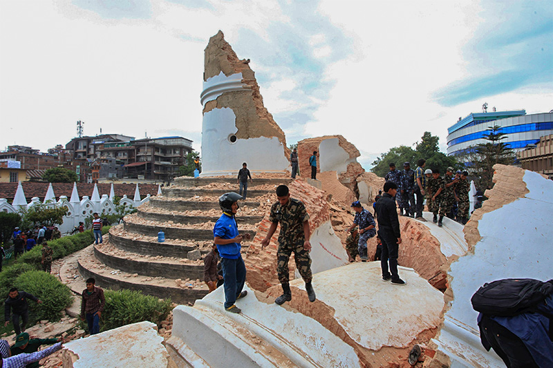 Обломки башни Дхарахара в центральной части Катманду