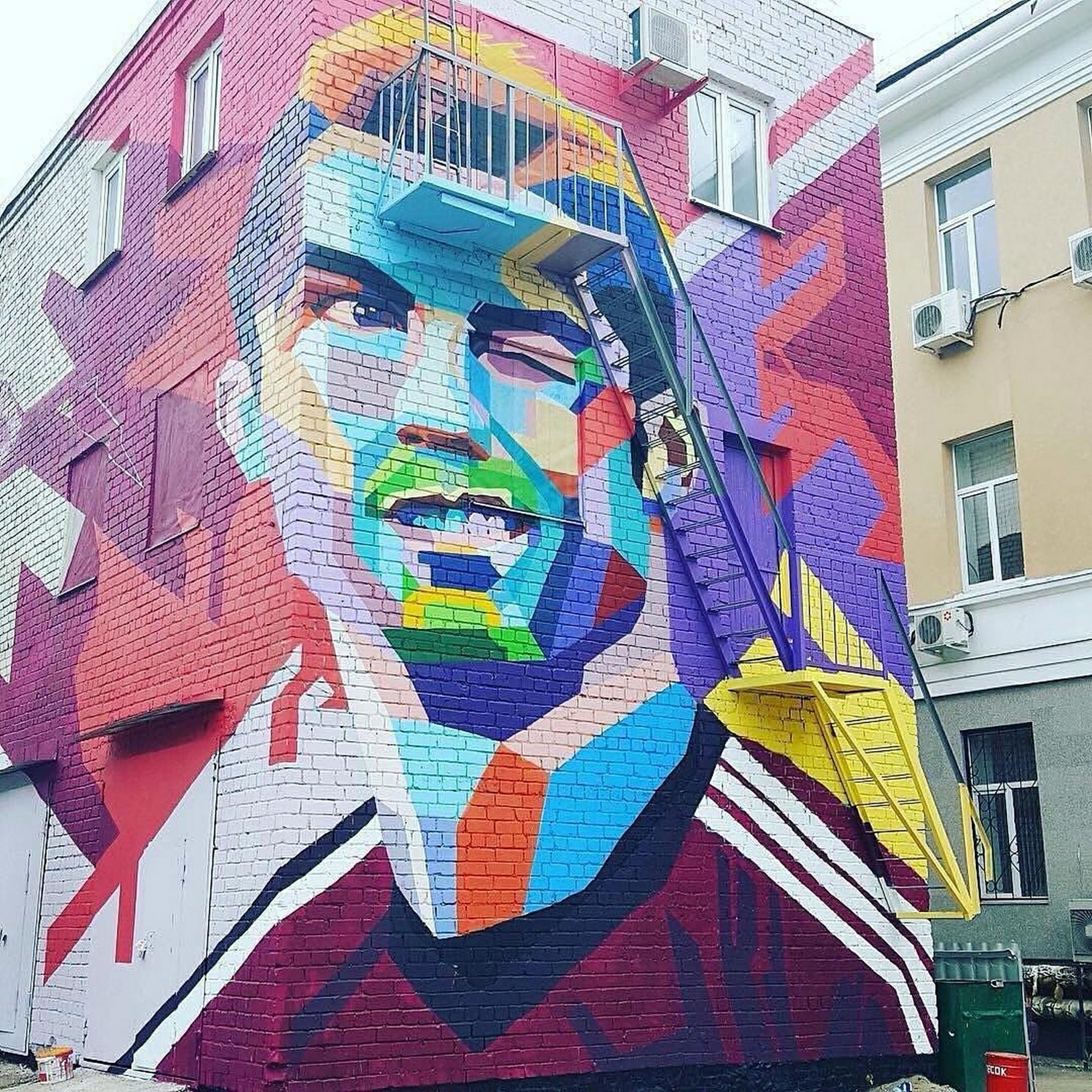 В Казани к приезду Роналду сделали граффити с его изображением на одном из домов
