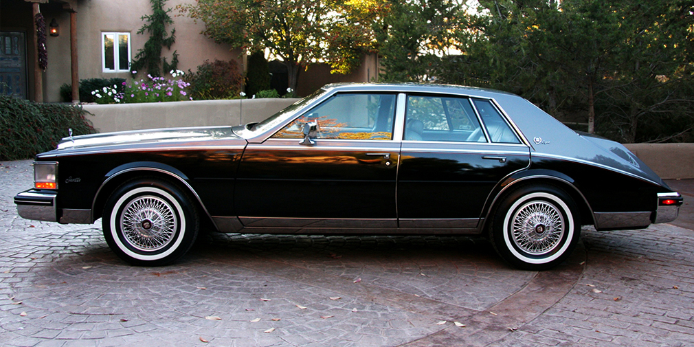 Cadillac Seville
На одной из самых известных фотографий певца изображен Cadillac Seville начала 1980-х. Снимок сделан в 1990-х в России, а машина, судя по номерам, принадлежит иностранцу.