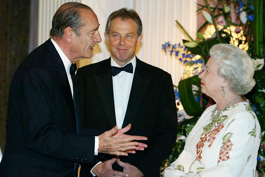 В апреле 2003 года президент Франции Жак Ширак принес извинения королеве Елизавете за осквернение вандалами кладбища на севере Франции, где покоятся останки британских солдат, погибших во время Первой мировой войны. Вандалы, выступающие против войны в Ираке, оставили на надгробиях множество надписей, в том числе с оскорблениями в адрес американского президента Джорджа Буша-младшего и премьера Великобритании Тони Блэра. Ширак назвал такие действия &laquo;недопустимыми и позорными&raquo;. &laquo;От имени французского народа и от себя лично я выражаю вам глубочайшее сожаление по поводу произошедшего&raquo;, &mdash; заявил Ширак