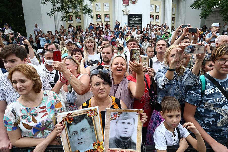 Севастополь. Жители города во время парада
