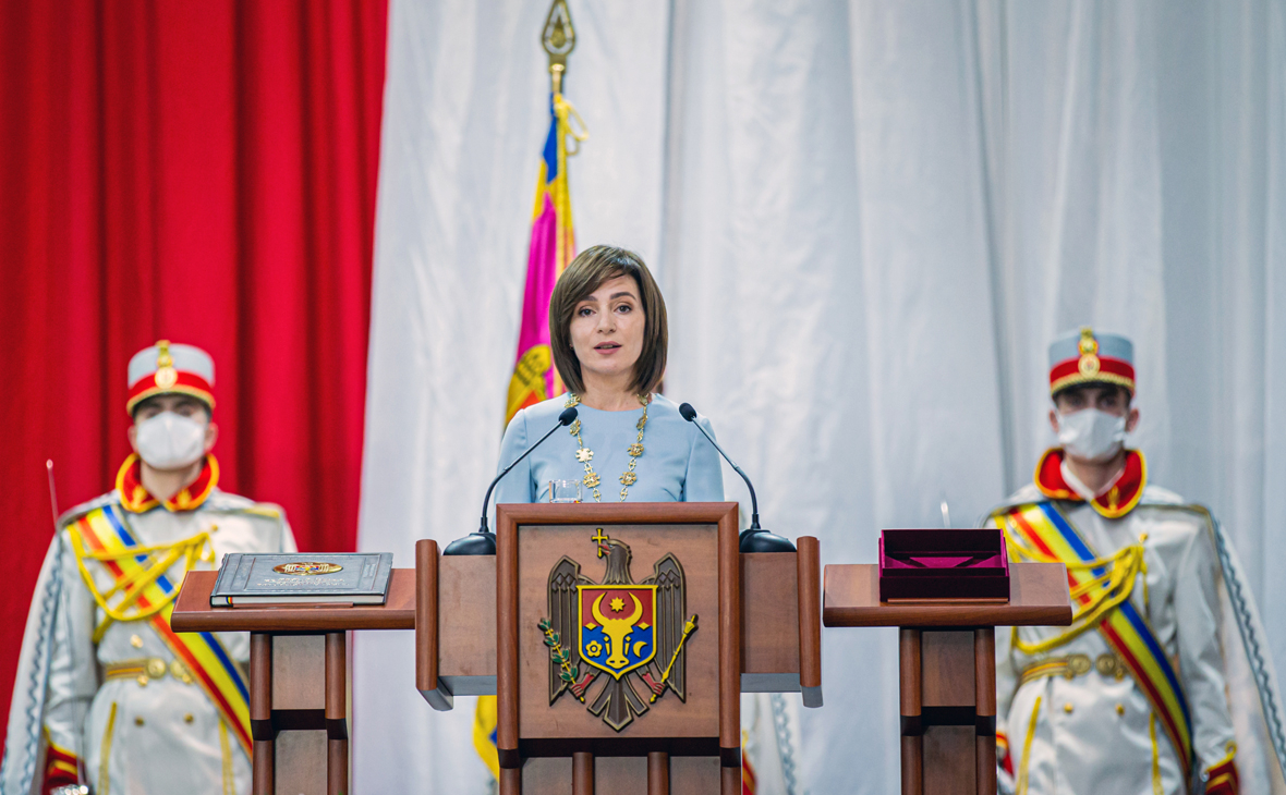 Майя Санду выступает на церемонии инаугурации во Дворце Республики