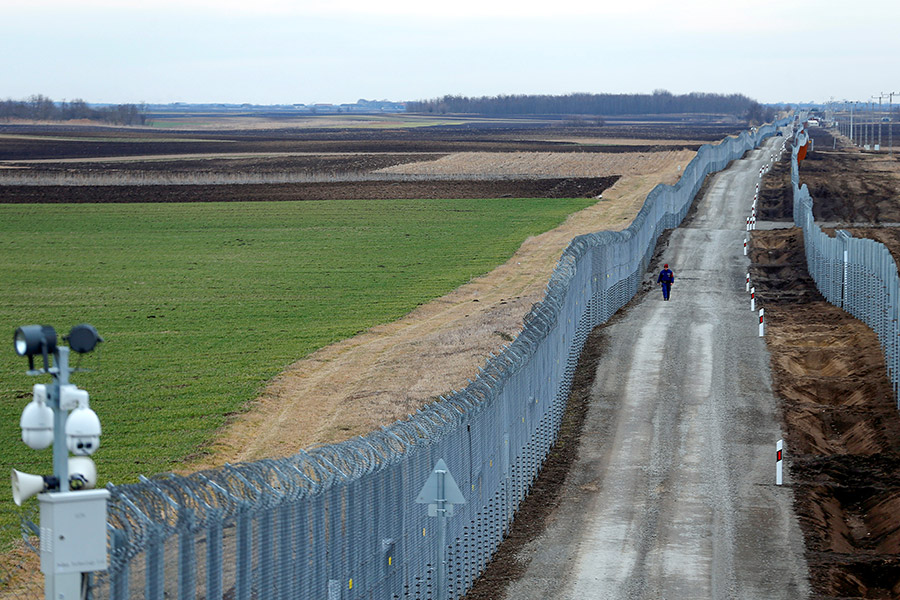 На фото: 2 марта 2017 года, венгерский полицейский патрулирует забор на границе с Сербией

Забор на границе с Сербией и Хорватией Венгрия возвела в 2015 году для борьбы с потоком нелегальных мигрантов, стремившихся из Сирии и соседних стран в Западную Европу. Первоначально он представлял собой стену из колючей проволоки, сейчас это более фундаментальное сооружение, оснащенное камерами и громкоговорителями