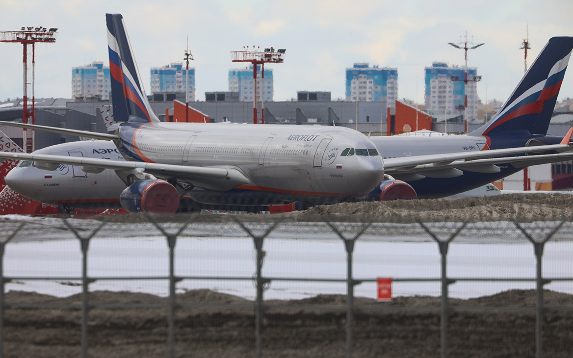 Авиакомпании отменяют рейсы из России. Кто и куда продолжает летать