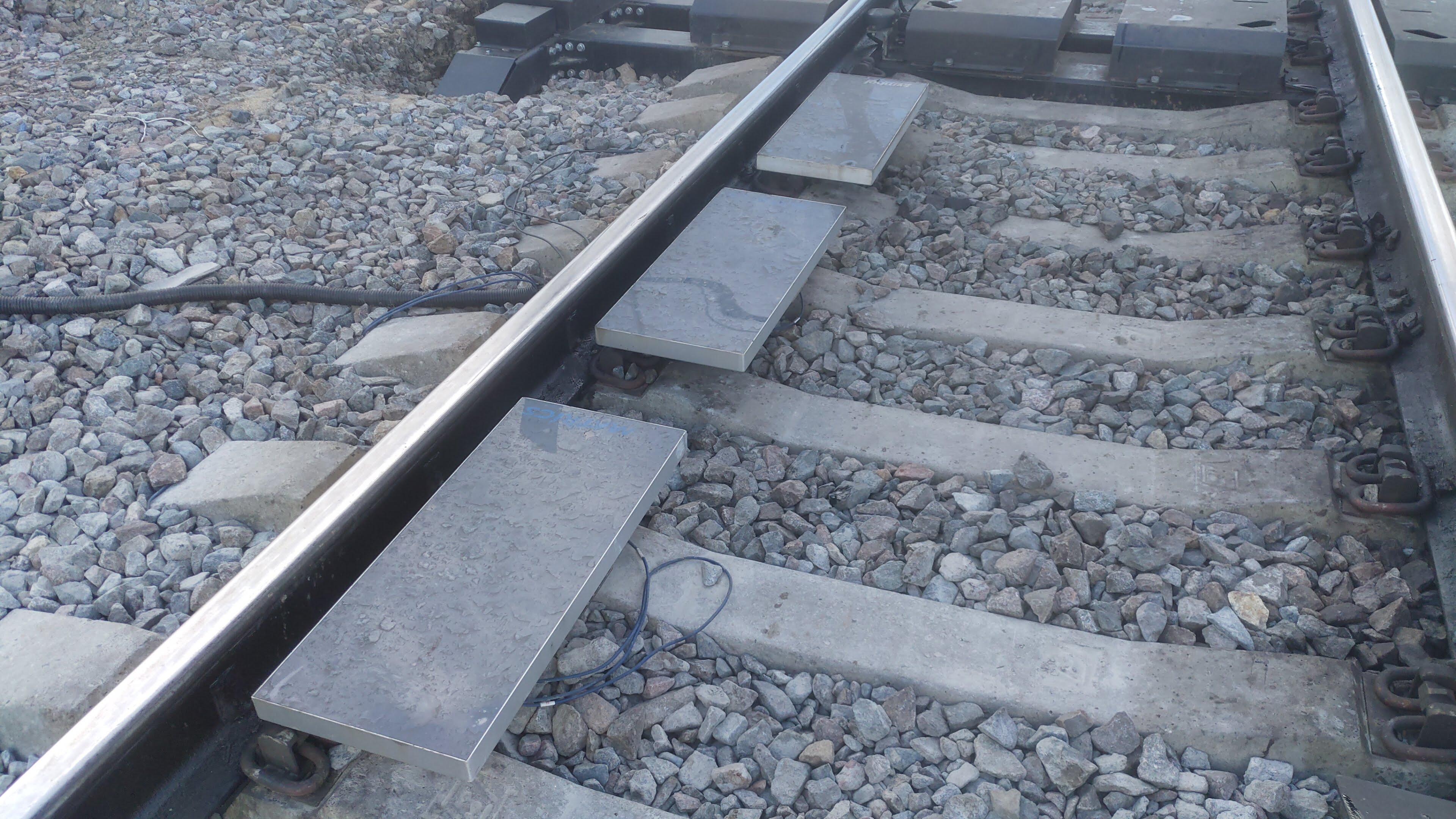 RFID-ридеры, расположенные на железнодорожных путях.