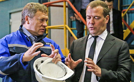 Основной владелец «Мечела» Игорь Зюзин и премьер-министр Дмитрий Медведев (слева направо)