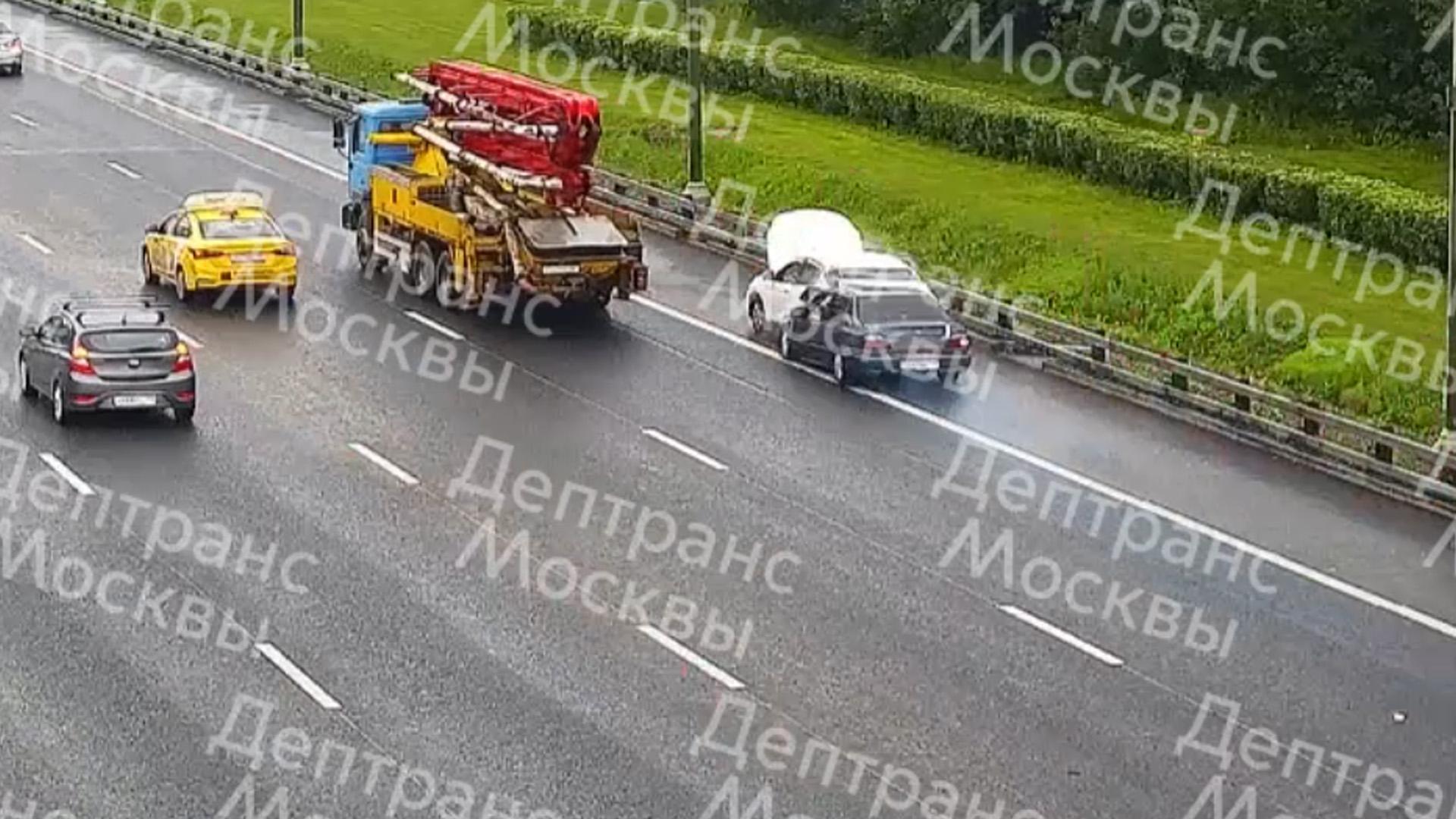 На МКАД машина врезалась в остановившийся автомобиль. Видео