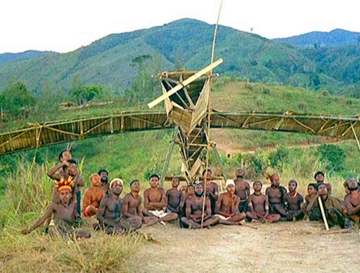 Аборигены на фоне соломенного самолета