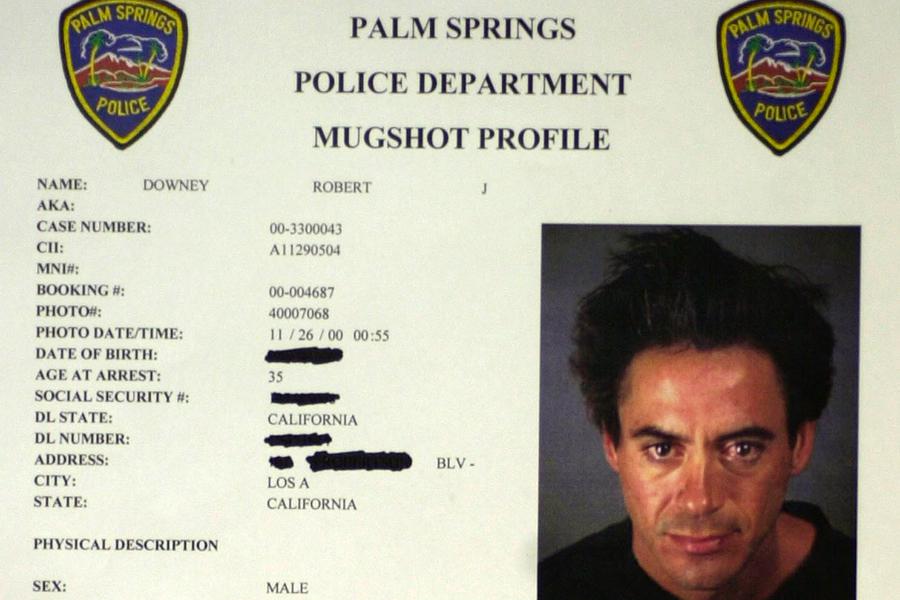 Роберт Дауни-младший на фотографии профиля от 26 ноября 2000 года после его ареста на курорте Мерв Гриффин в Палм-Спрингс, Калифорния