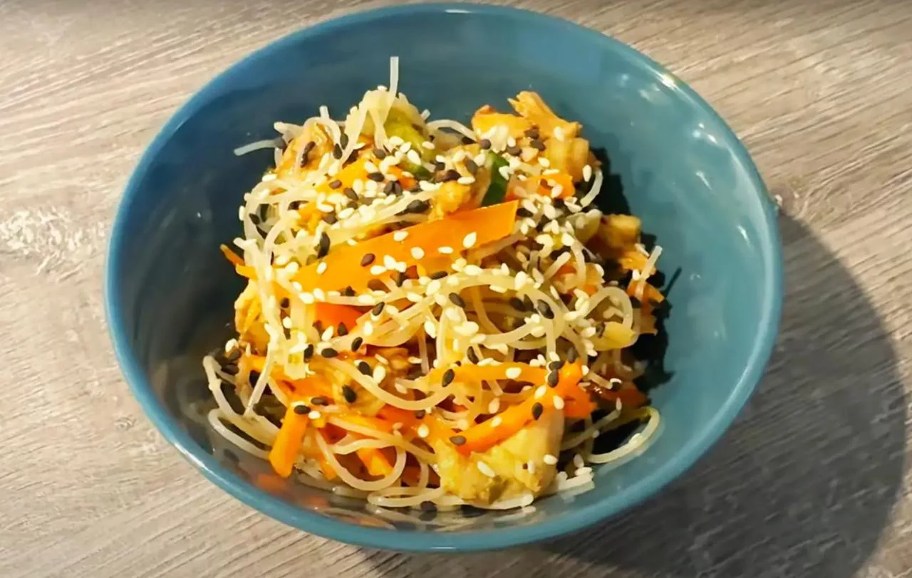 Посыпьте фунчозу кунжутом