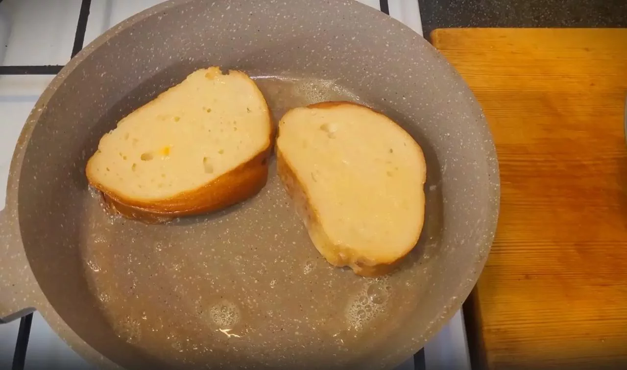 Обжарьте гренки на сливочном масле