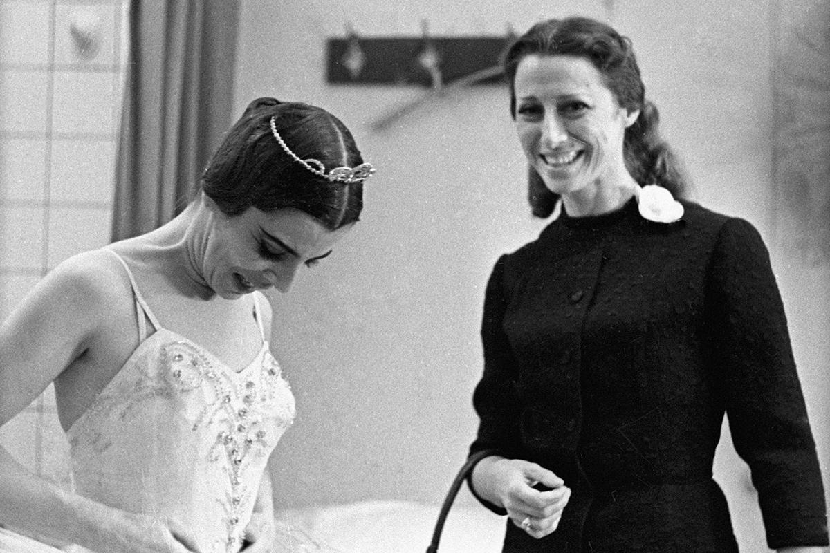 Майя Плисецкая (справа) беседует с кубинской балериной Меньей Мартинес, 1966 год