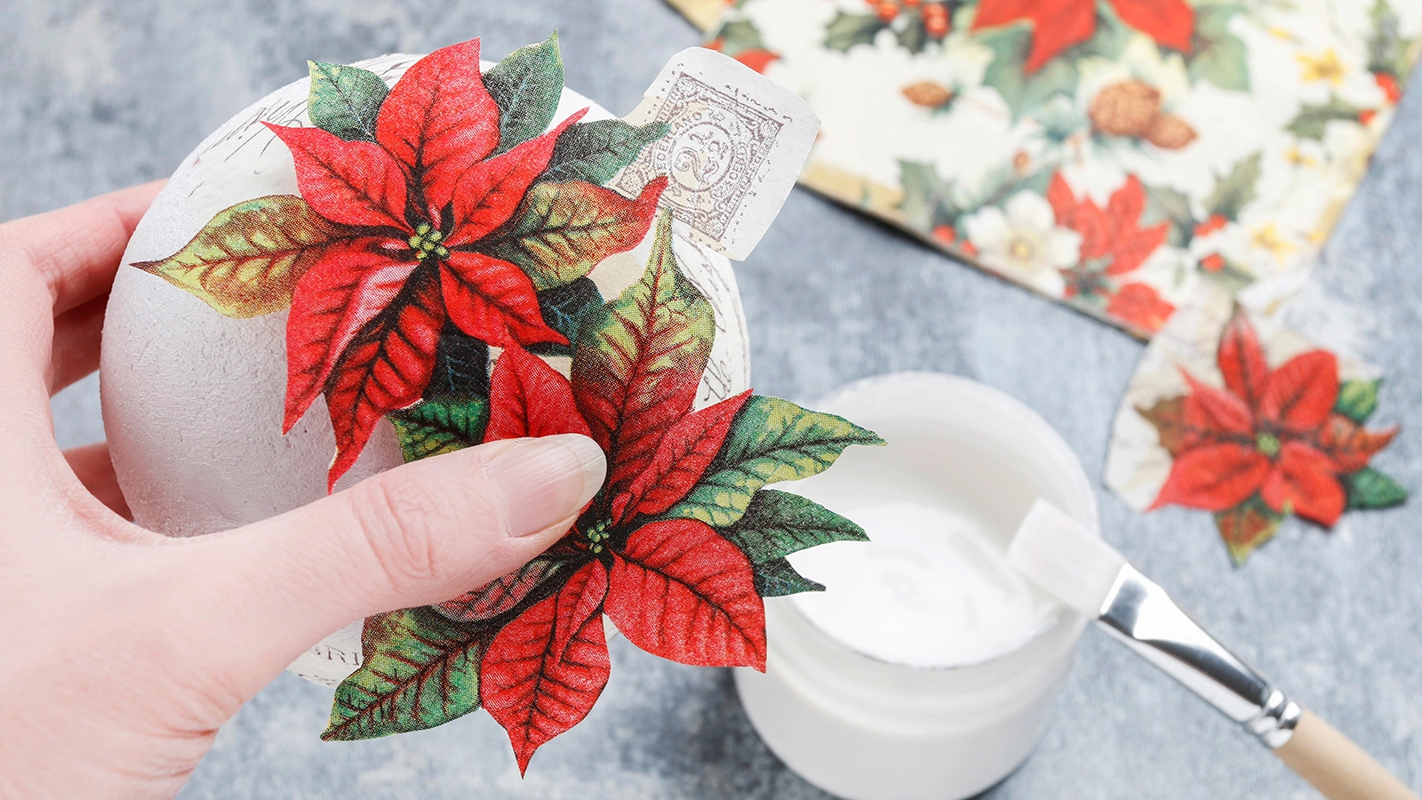 Новогодний шар в технике декупаж