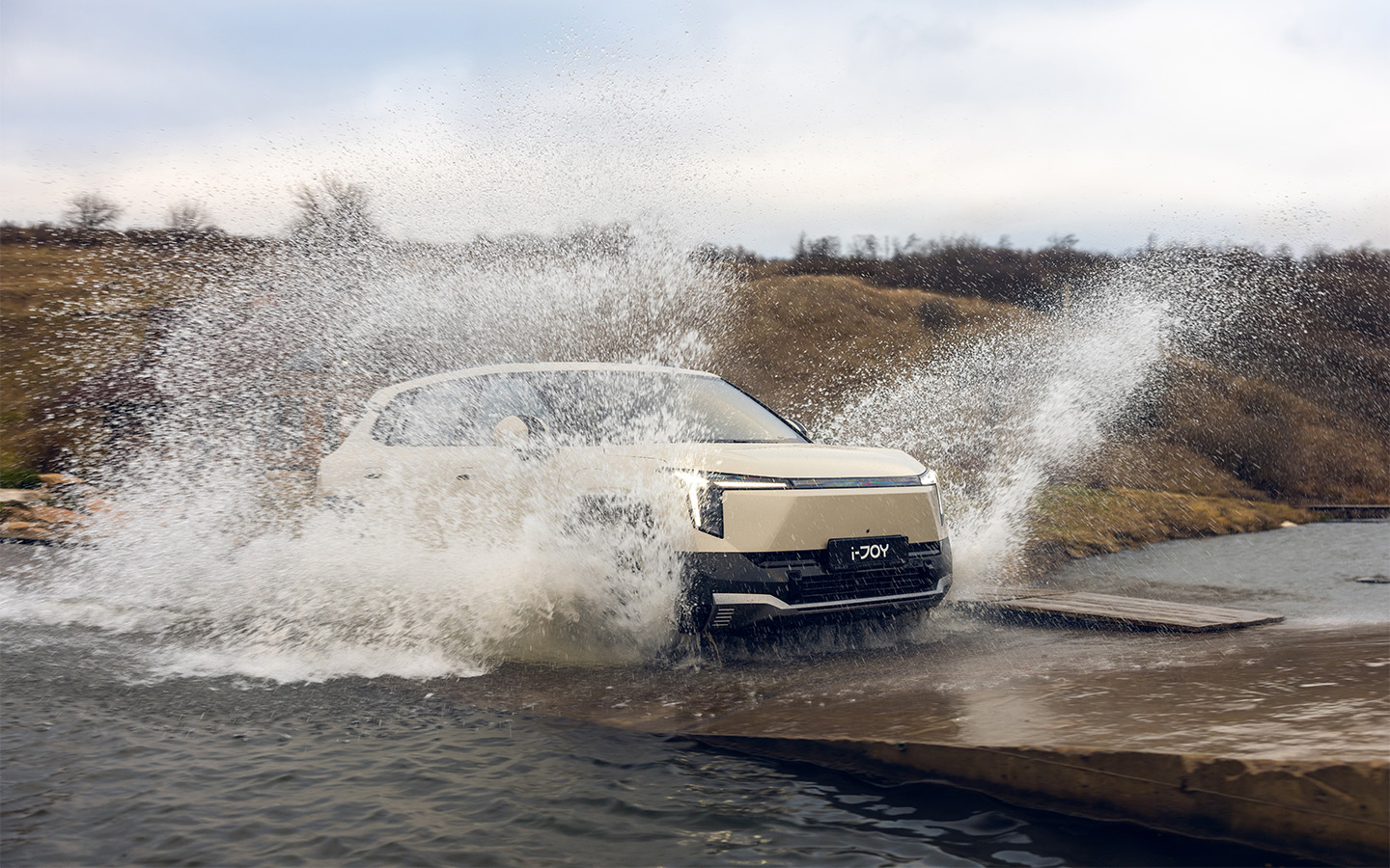 Хоть&nbsp;Evolute i-Joy и относится к категории кроссоверов, на деле это скорее приподнятый хетчбэк: привод &mdash; только передний, а клиренс &mdash; 180 мм. Но благодаря коротким свесам эта модель способна преодолевать легкое бездорожье&nbsp;