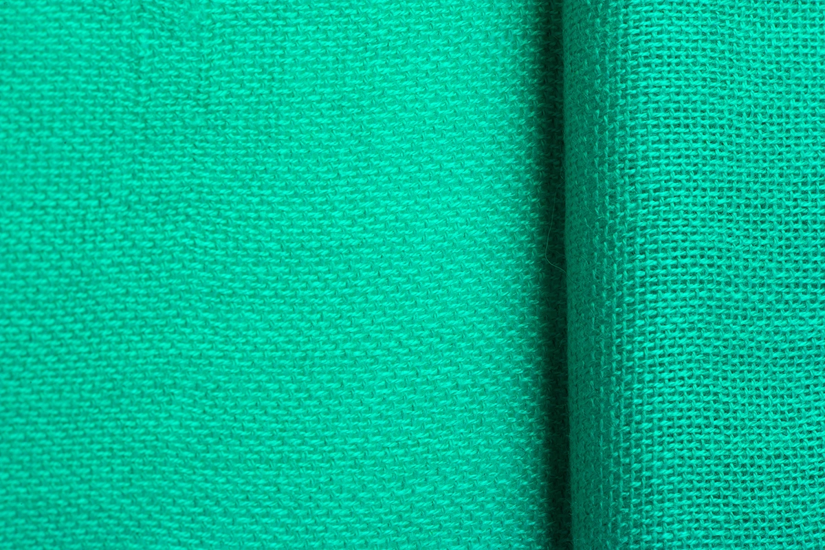 Фактурный рельеф ткани образуется из-за разной толщины нитей основы