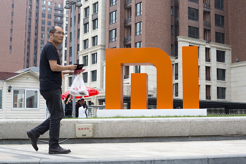 MIUI



В Китае запрещены сервисы Google &ndash; поиск в интернете, электронная почта, спутниковая навигация и другие &ndash; в том числе магазин мобильных приложений Google Play для Android. Сами телефоны с этой операционной системой в Китае продаются, но они работают с другими магазинами приложений &ndash; чаще всего от производителей смартфонов. Некоторые из них разрабатывают свои прошивки Android &ndash; например Xiaomi: эта компания сначала выпустила прошивку MIUI, свою версию Android с интерфейсом системы iOS, и лишь потом собственный телефон с этой системой. MIUI до сих пор может скачать и установить любой владелец Android-смартфона, а на телефонах Xiaomi она установлена по умолчанию. Сервисов Google в ней нет &ndash; чтобы их установить, нужно загружать специальный пакет программ. По оценке Gartner, в&nbsp;третьем квартале 2014 года на Xiaomi пришлось 5% всех продаж смартфонов в мире.
