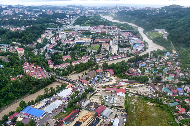 Вид на жилой район города Сочи во время наводнения